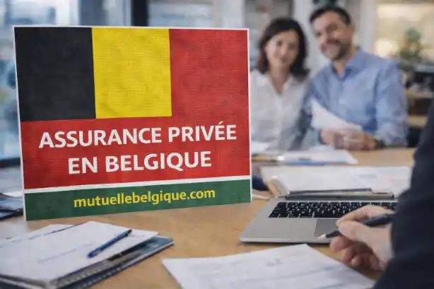 Kamer in een ziekenhuis met een leeg bed en een raam met daglicht